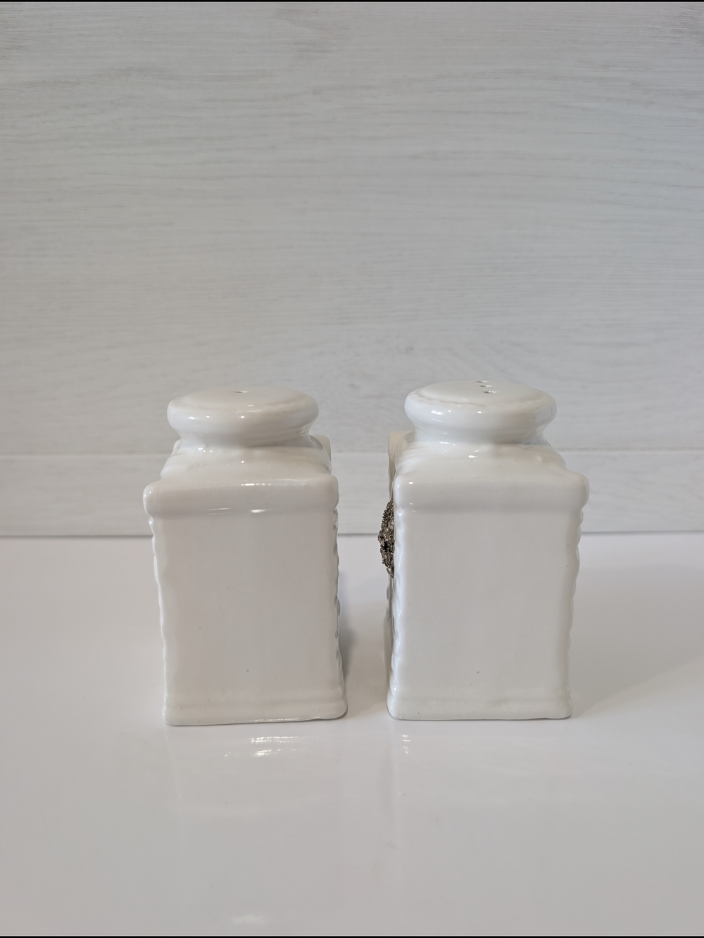 NIVISI Classic Elegance Ceramic Salt and Pepper Shakers Set Crystal Medallion - Picture 3 of 12
